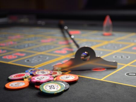 Un ancien croupier de blackjack du casino MGM accusé d’avoir aidé des tricheurs à gagner 43 000 $