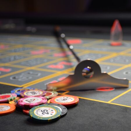 Un ancien croupier de blackjack du casino MGM accusé d’avoir aidé des tricheurs à gagner 43 000 $